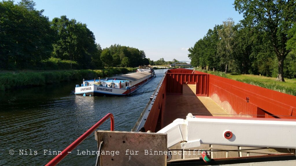 Binnenschiffe auf dem Elbe-Lübeck-Kanal